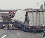 익산 호남고속도로서 덤프트럭-탑차 추돌…2명 부상