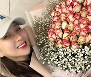 '한동훈♥' 자이언트핑크, 시부모님표 대형 꽃다발…"행복한 며느리"