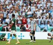 '우승후보' 아르헨, 사우디에 1-2 '충격 역전패'