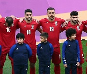 이란 선수들 국가 제창 거부하자… 국영TV 화면 돌려 중계 중단