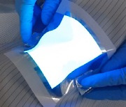 입을 수 있는 OLED로 신생아 황달 치료한다