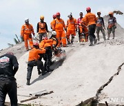 인니, 지진 사망 268명·실종 151명…수업받던 학생 참변