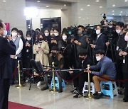 국힘 “MBC가 망쳐” vs 민주 “윤 대통령 불통·오기”… 정치권 출근길문답 중단 '책임공방'