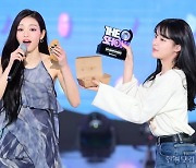 [포토] 오마이걸 승희, '우리 유아 1위 축하해~'