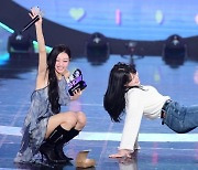 [포토] 오마이걸 승희, '유아 1위 무대에 갑자기 댄스'