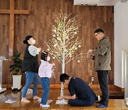 “성탄트리 배달이요∼” 교회가 교회에 아름다운 나눔