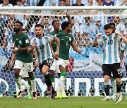 [월드컵] 메시가 무릎을 꿇었다...사우디, 아르헨에 2-1로 역전승 대이변