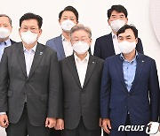 [단독]민주당, 이재명 삼성 본사 방문...檢 압박 '경제'로 정면돌파