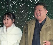 '김정은 붕어빵' 딸 공개한 北…국정원 "둘째 딸 김주애로 판단"