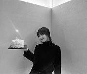 송혜교, 42살 생일인데 얼굴은 20대 “입술 쭉~”