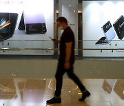 '불안한 유럽 1위' 지킨 삼성, 中 '아이폰 철옹성' 쌓은 애플
