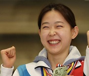 '새 빙속여제의 탄생' 김민선 메달 3개 걸고 금의환향