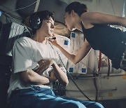 로맨틱 코미디, 이번엔 우주까지 날아간다···'별들에게 물어봐' 이민호·공효진 첫 스틸 공개