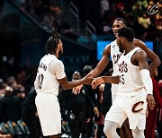 ‘미첼x갈랜드 55득점’ CLE, ATL 잡고 백코트 듀오 대전 완승[NBA]