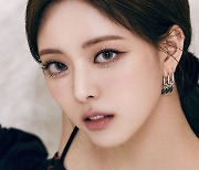 ITZY 유나, ‘CHESHIRE’ 콘셉트 포토 공개... 인형 아니면 요정