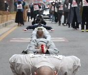서울시 마을공동체 조례 폐지 반대하며 오체투지 삼보일배