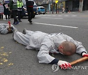 마을공동체 조례 폐지 반대하며 서울시청까지 오체투지 삼보일배
