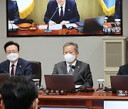 윤석열 대통령 발언 듣는 이상민 행정안전부 장관