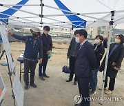 부여 관북리 유적 발굴조사 현장 점검하는 최응천 문화재청장
