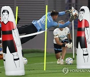 한국 대표팀 에어백 모형 세워놓은 우루과이