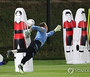 한국 대표팀 에어백 모형 세워놓은 우루과이