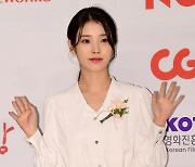 [TEN 포토] 아이유 '양손 흔드는 인형'