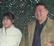 김정은 딸, 北에서도 화젯거리…'흰색 패딩' 패션에 관심 집중