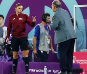 "유리 천장 깼다"…월드컵 사상 첫 '여성 심판' 등장