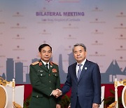 악수하는 한·베트남 국방장관