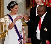 남아공 대통령과 건배하는 캐서린 왕세손비