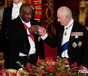 남아공 대통령과 건배하는 찰스 3세 국왕