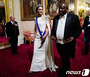 왕세손비와 나란히 걷는 남아공 대통령