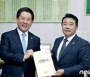 김영록 지사, 민주당 예결위 간사에 지역현안 지원 요청