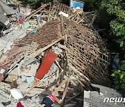 인도네시아 치안주르 지진으로 무너진 건물 잔해