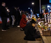 美 콜로라도 성소수자 클럽 총격 희생자를 추모하는 시민들
