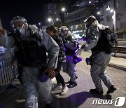 화학 공격 대비 훈련을 실시하고 있는 이스라엘 경찰
