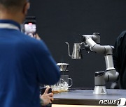 로봇이 만드는 커피