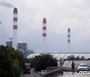 연기 피어나는 中상하이 화력 발전소