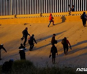 미국에 망명하기 위해 강을 건너는 멕시코 이민자들