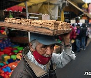 멕시코 한 시장에서 과자를 판매하는 상인