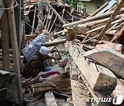 인도네시아 강진으로 무너져 내린 집