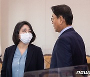 대화 나누는 용혜인·김교흥 의원