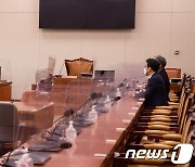 마주 앉아 인사 나누는 야3당 이태원참사 국정조사특별위원회 위원들