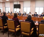 인사 나누는 야3당 이태원참사 국정조사특별위원회 위원들
