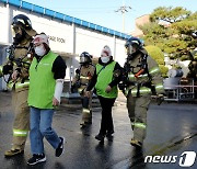 환자 구조하는 소방대원들