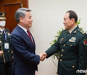 중국 국방부장과 인사하는 이종섭 장관