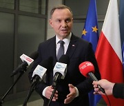 마크롱 사칭 전화에 속은 폴란드 대통령, 속마음 털어놔