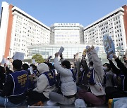 서울대병원부터 시작한 민노총 줄파업… “환자 오가는데 길 막나”