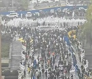 "中 폭스콘 노동자, 임금미지급 항의하며 대규모 시위"
