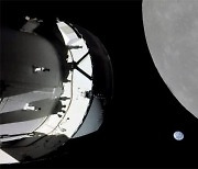 달 근접 비행 중인 오리온… 멀리엔 파란색 지구